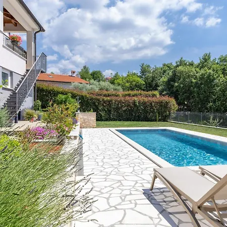Modern Vesna With Private Pool *